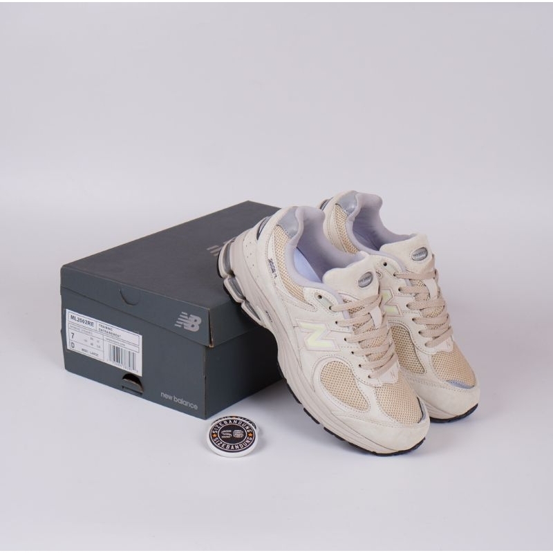 Sepatu New Balance 2002R Aluminium Beige