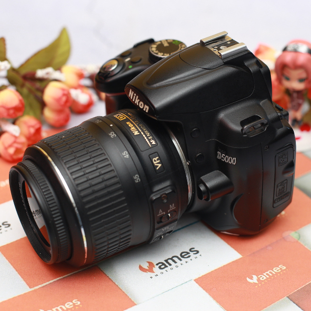 NIKON D5000 Lensa Kit 18-55mm Kamera DSLR -layar vg