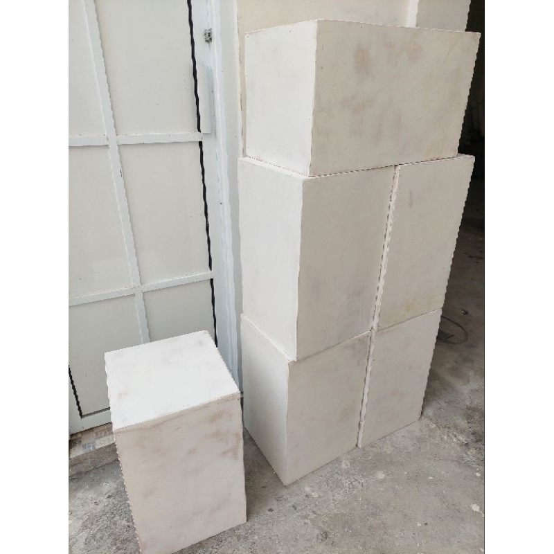 props kotak putih,standing triplek,standing kotak dekorasi,standing putih dekorasi