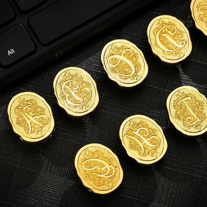 

GAEKOPEDIA || 1 PCS KEPALA STEMPEL LILIN MOTIF A-Z ALPHABET PATTERN RANDOM WAX SEAL STAMP HEAD VINTAGE LETTERING STAMP HEAD