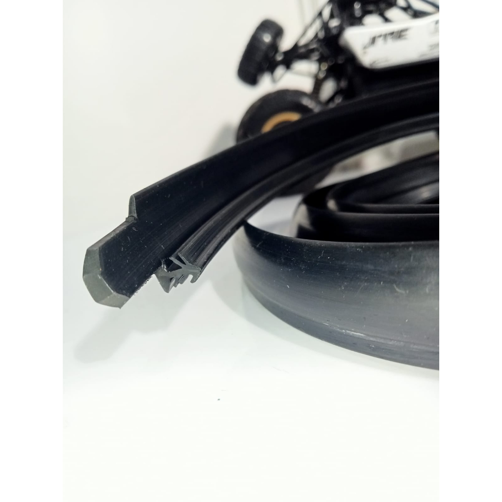 Lis Karet Kaca Pintu Bagasi Bawah Mobil Nissan Terrano