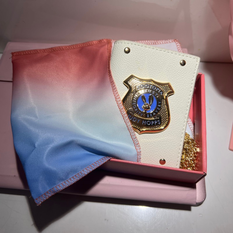 [ORI] CK SG X DISNEY ZOOTOPIA COLLECTION Judy Hopps Metallic Badge Cardholder Charles n keith white/