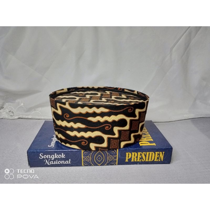 SONGKOK PECI KAIN BATIK ,,KAIN LEMBUT MOTIF BATIK ( WARNA CORAK TERGANTUK PERSEDIAN )