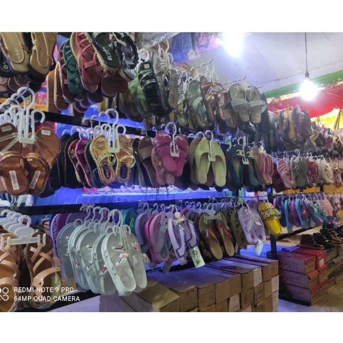 Gantungan hanger slop bahan plastik putih susu beda dari yang butek ya kak lebih kuat dan lebih kokoh