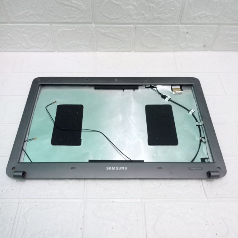 casing case kesing cover atas frame lcd Laptop Samsung R530