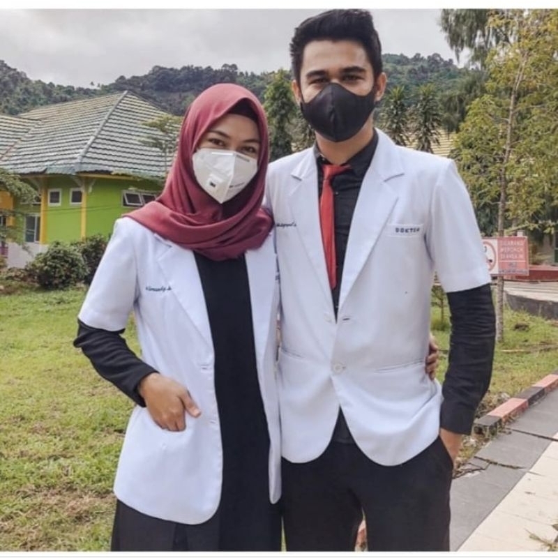 Jas Dokter Dua Saudara Laki Laki Ukuran 4L Lengan Pendek Bahan Serat