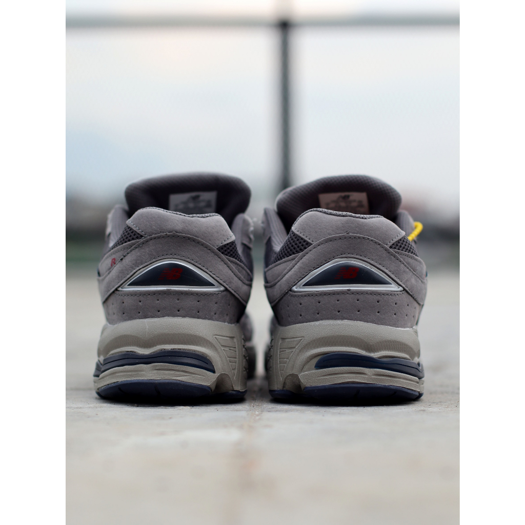 SEPATU OLAHRAGA PRIA NB2002R GREY