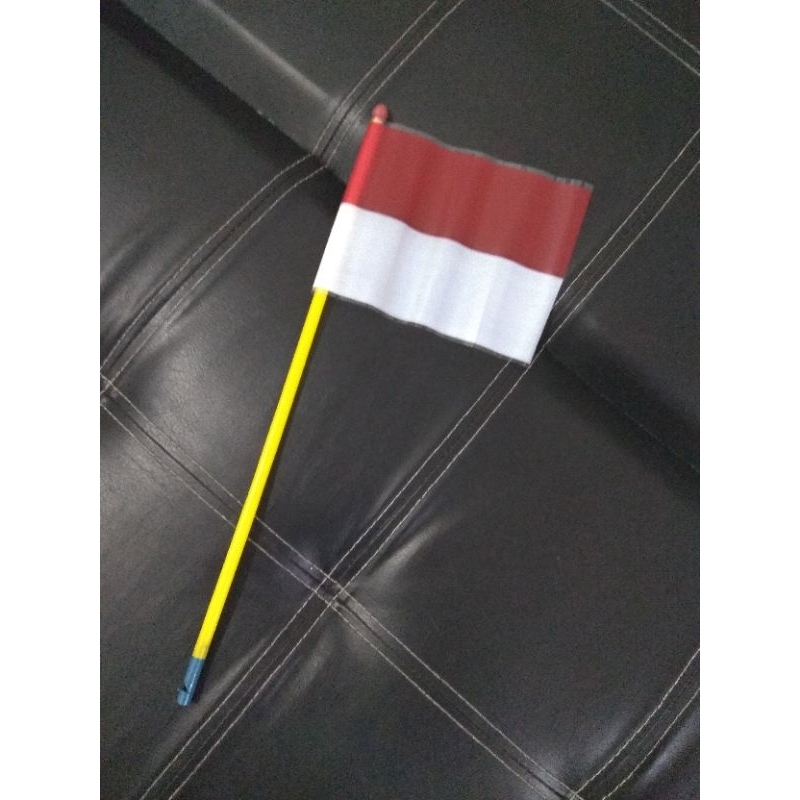 bendera merah putih plastik. bendera pawai 17an bendera Agustusan kemerdekaan Indonesia