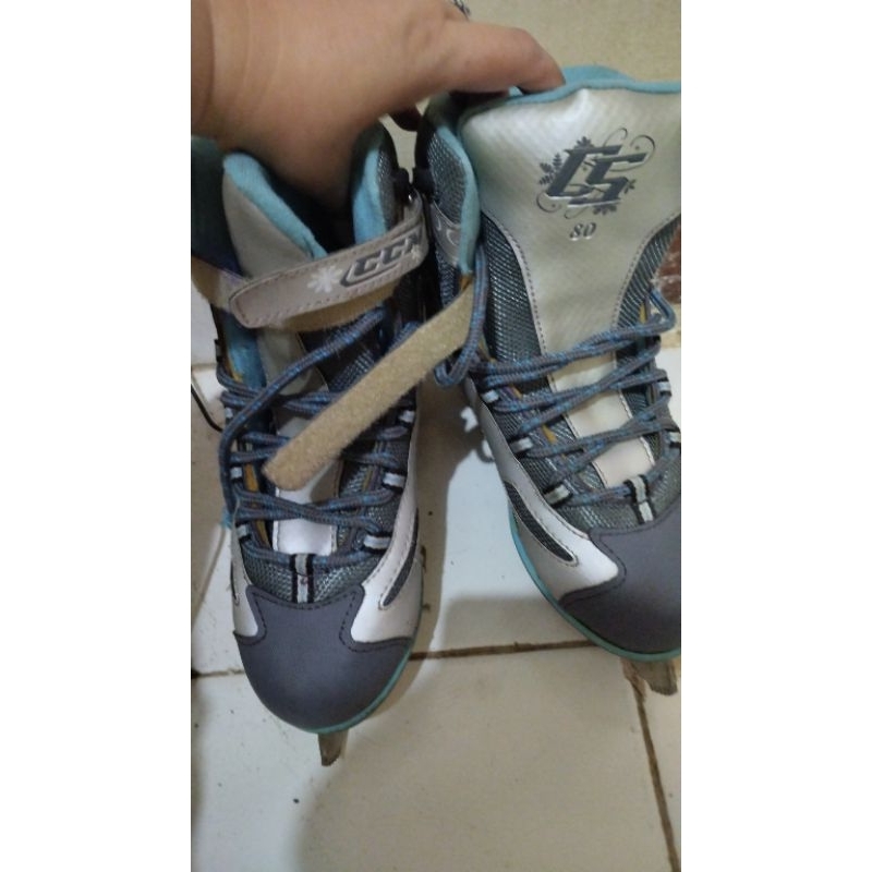 sepatu ice skating