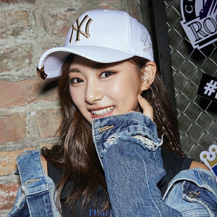 Topi MLB Korea Baseball NY New York Yankees Putih Emas White Gold Metal Badge Plat IMPORT