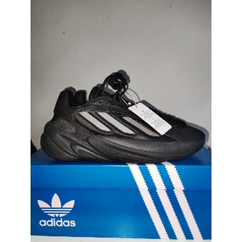 Sepatu / Sneakers Adidas ozelia original