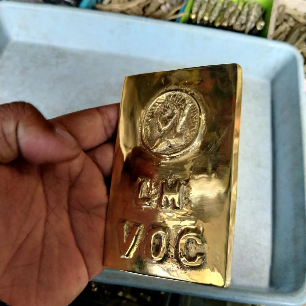 Replika emas batangan logo Ratu Elisabet Mirip Dengan asli