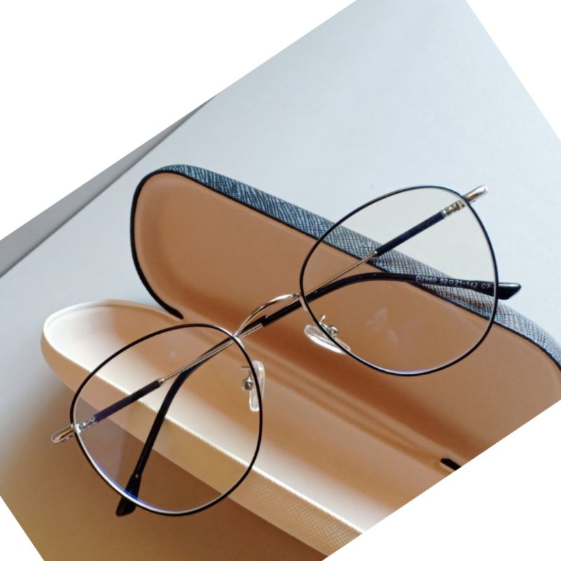 Kacamata baca wanita progresif