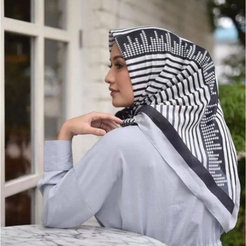 Hijab/ Kerudung/ Jilbab Segi Empat Voal Premium Motif Polcadot