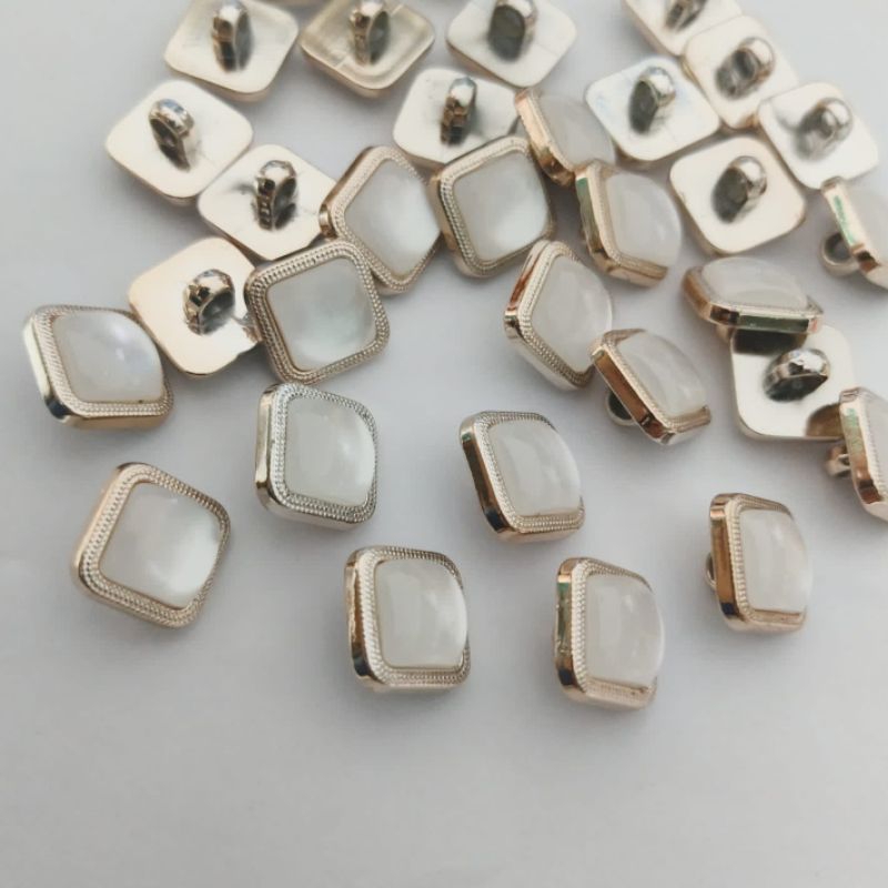 MUTIARA KOTAK PUTIH /HITAM KANCING MUTIARA UKURAN 1.5 CM 144