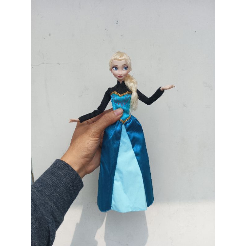 Disney doll Elsa Frozen Barbie disney store