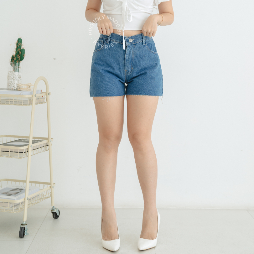 HYERIES Chaewon Shorts Hotpants Celana Pendek Jeans Wanita Pinggang Karet Unfinished Hotpants Jeans Korean Basic Jeans Highwaist Celana Pendek Jeans Sobek Biru Muda Light Blue Jeans Pendek Ripped High Waist Jeans Shorts Cewek Denim A line Shorts