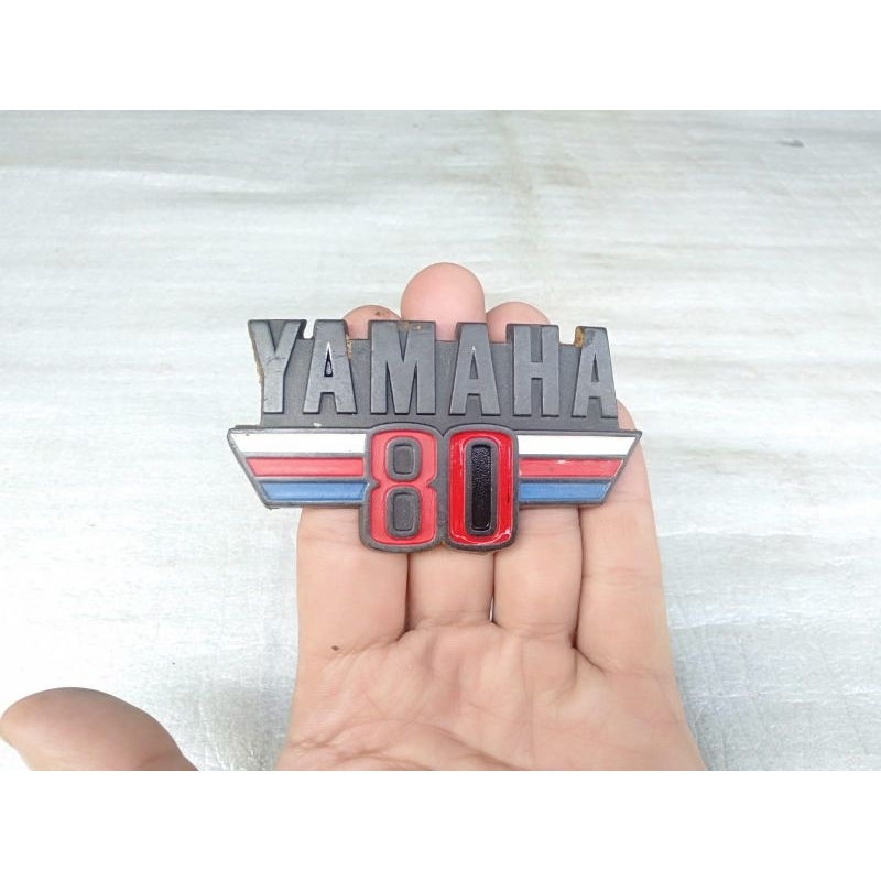 Emblem Logo Sayap Legshield Yamaha 80 / V80 Original