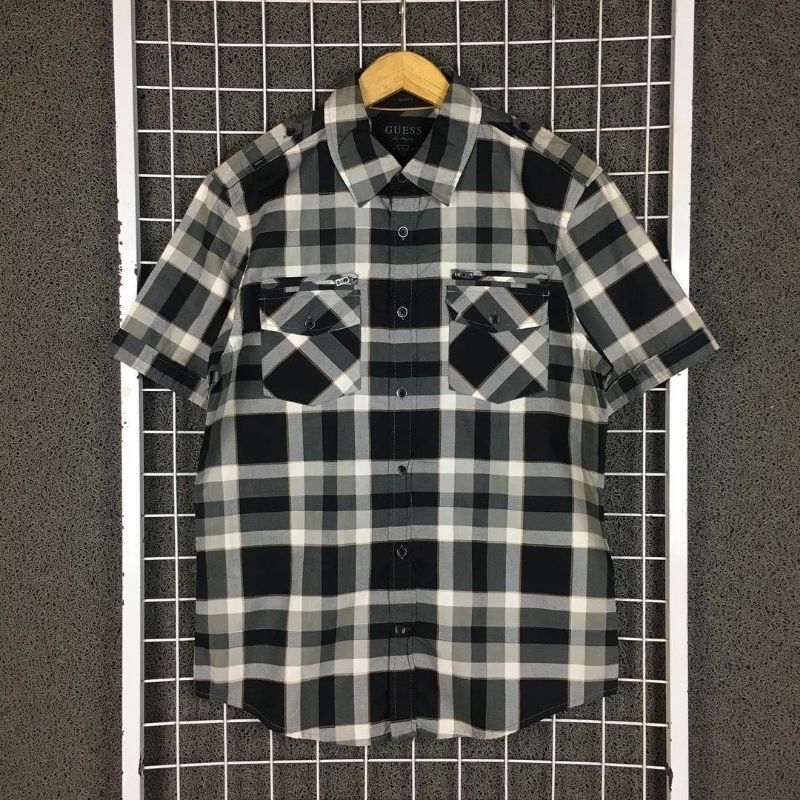 Kemeja Pendek Slimfit Guess . SDA 02202 Second Bekas Preloved