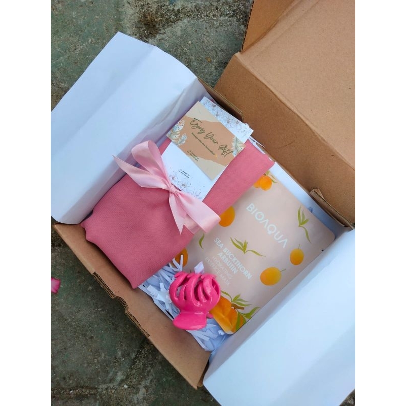 

Hampers/Gift Box/Hadiah/Gift Box Cewe/Gift Box Jilbab/Gift Box Wisuda/Ulang tahun