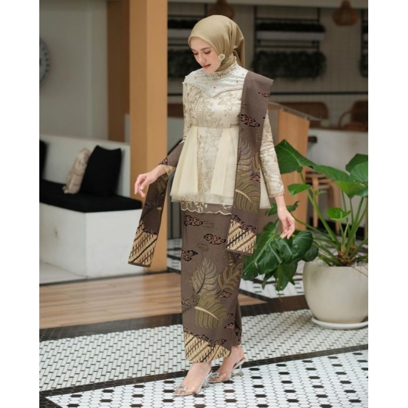 New Arrival - Setelan Kebaya Brukat Warna Cream - Kebaya Tille Brokat Mutiara - Kebaya Rok Batik Modern - Kebaya Wisuda Modern Kekinian Termurah