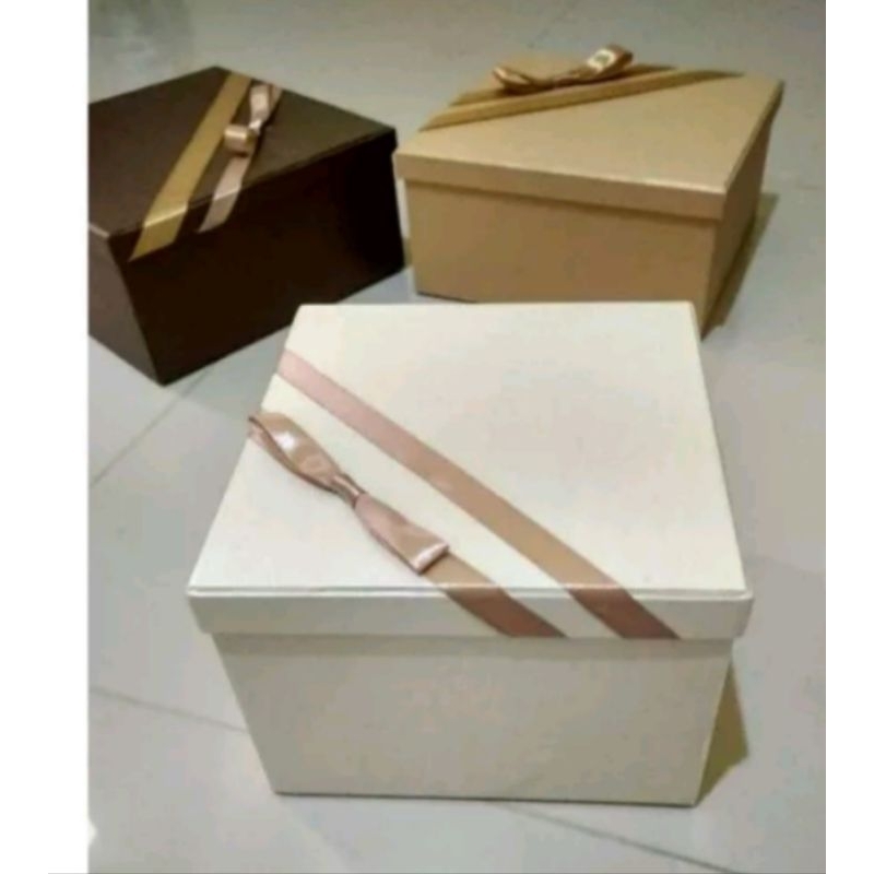 

Kotak kado exclusive ukuran 20x20x9cm dan 16x16x11 cm
