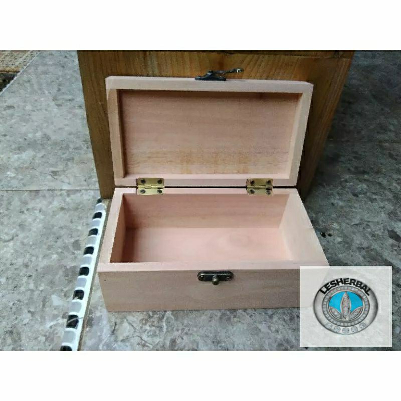 kotak kayu tempat penyimpanan emas