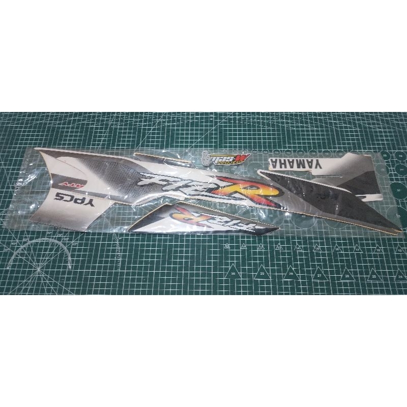 striping yamaha f1zr 2001