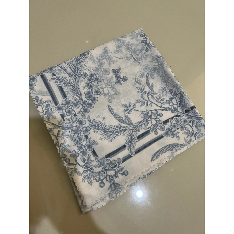 Preloved scarf by heaven lights / buttonscarves / iskanti / puru kambera / wearing klamby / tesavara