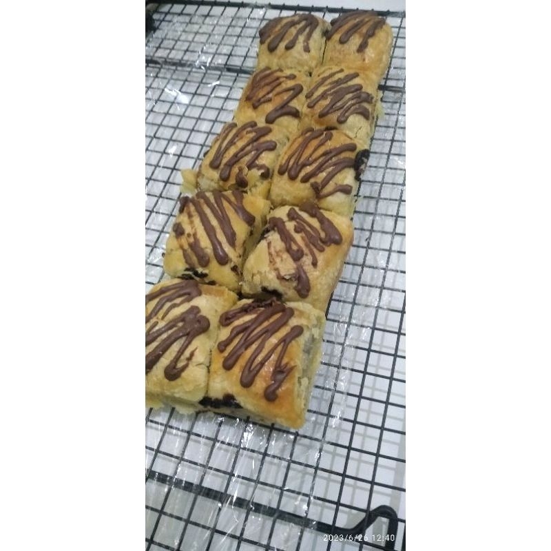 

bolen pisang coklat isi 10