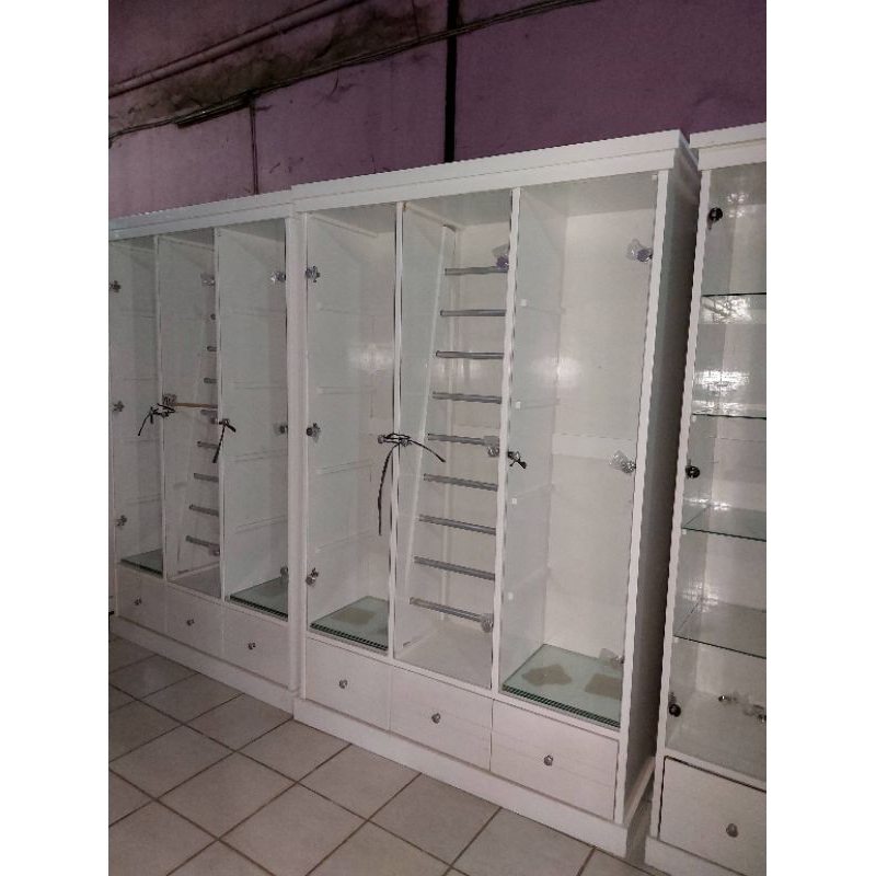 Lemari Pajangan Kaca dan Hijab / Lemari Pajangan Tas 3 Pintu