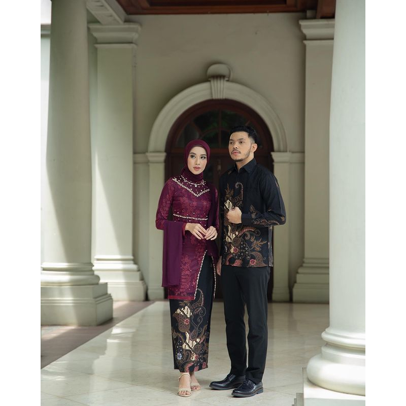 NEW COLLECTION - HANNA COUPLE PREMIUM KEBAYA TUNIK PLUS KEMEJA FREE SELENDANG CERUTY//SET PASANGAN SERASI KEBAYA MATERIAL FULL BROKAT KELILING FURING VELVET SATIN DETAIL BELAHAN MUTIARA DEPAN//KEMEJA PRIA COWOK PREMIUM MOTIF MODERN TERBARU READY JUMBO XXL