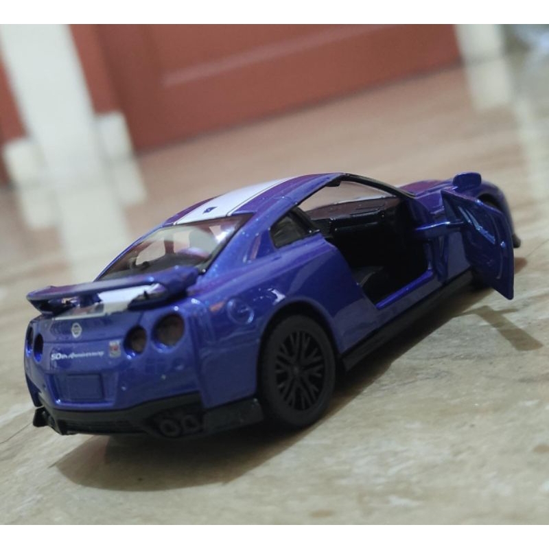 Diecast nissan gtr r35, apollo dan truck pertamina.