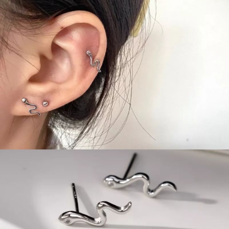 satu pasang anting bentuk ular / anting tusuk unisex model ular warna silver