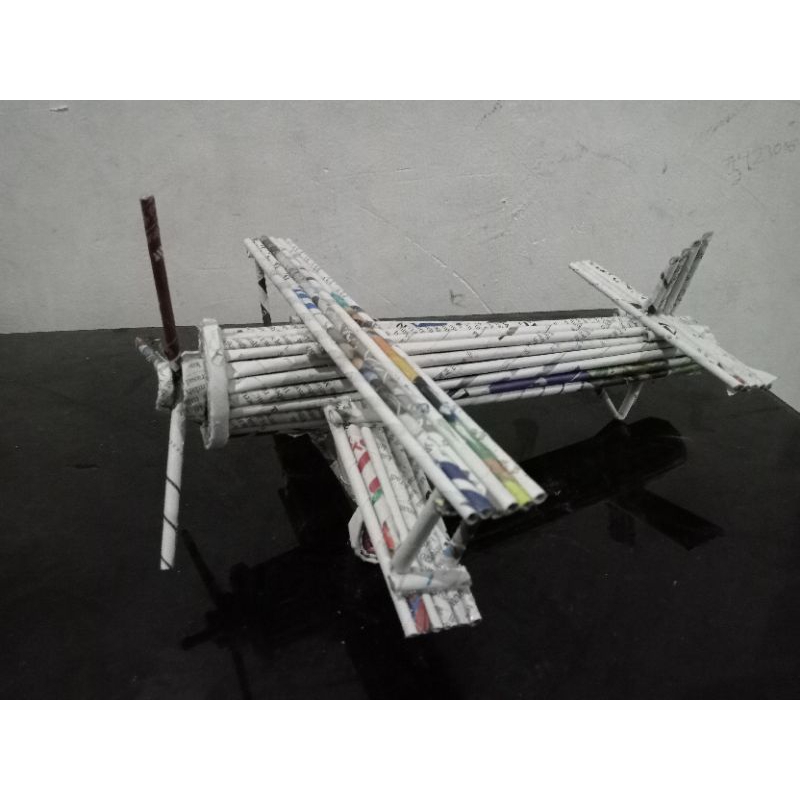 kerajinan dari koran/pesawat dari koran