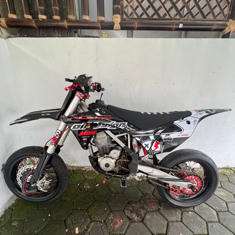 BODY SET GORDON KLX 150 PUTIH • HITAM