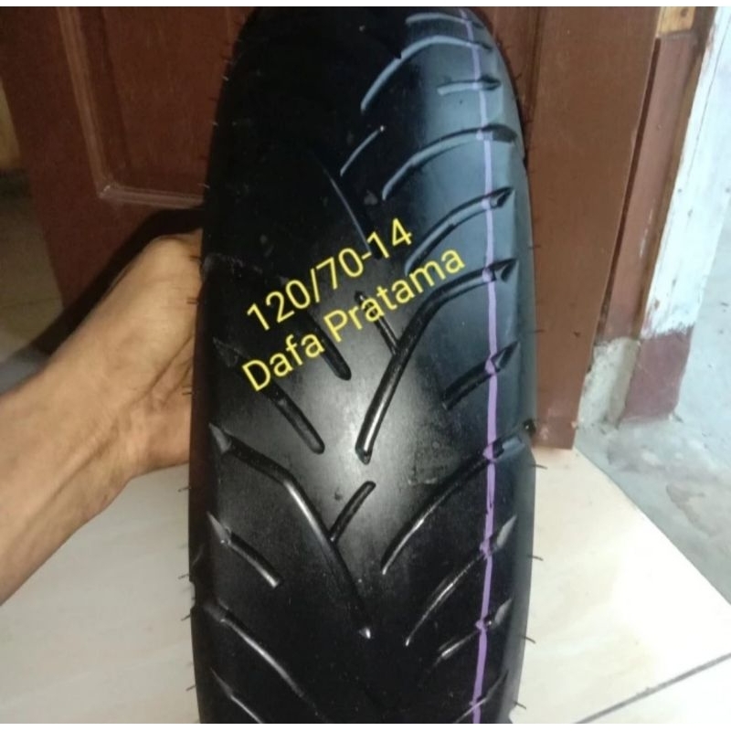 ban tubles. ban blakang motor Honda PCX ukuran 120/70-14 merek IRC ban second