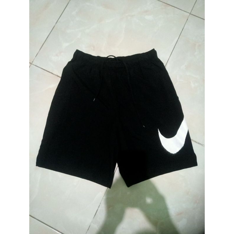 Celana pendek Nike Big Swoosh