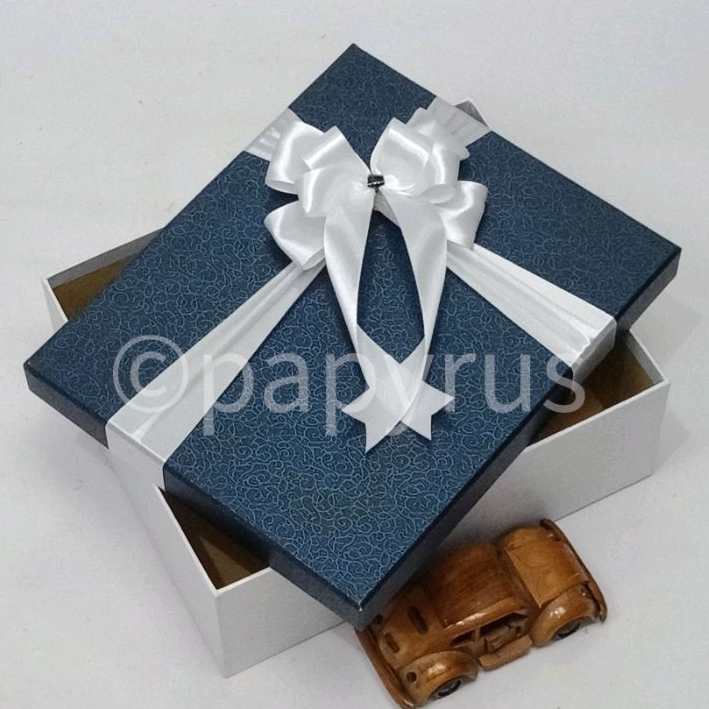 

PAPYRUS Kombinasi 22,5x27,5 Tinggi 10cm Kotak Kado Gift Box V2