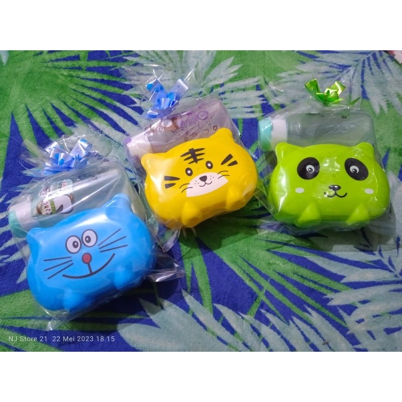 souvenir ultah anak alat makan + tempat minum