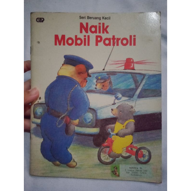 Buku Seri Beruang Kecil Naik Mobil Patroli