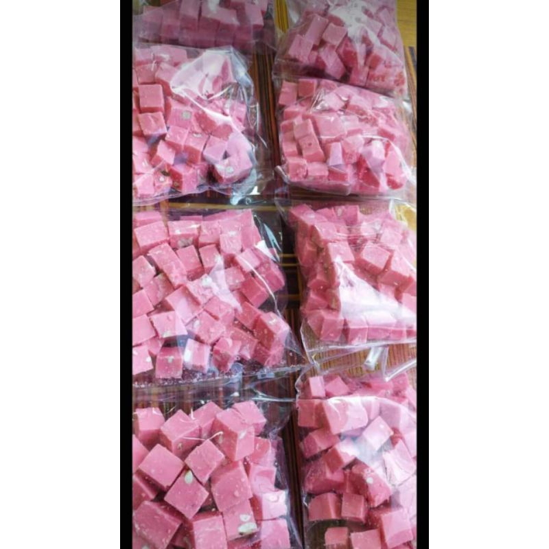 

coklat kubus stroberi kacang