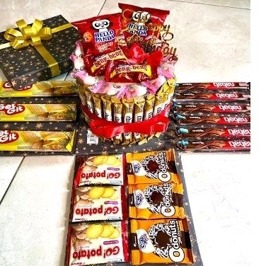 

Box surprise /box kado isi tart snack/plus uang roll