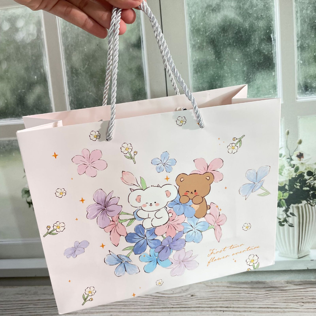 Paper bag Beruang Bunga Cantik Estetik ukuran 22x16x12 CM Harga Murah / Kantong Hampers Bag Tali motif Bear and Flower Unik Lucu bisa Grosir dan COD Best Quality