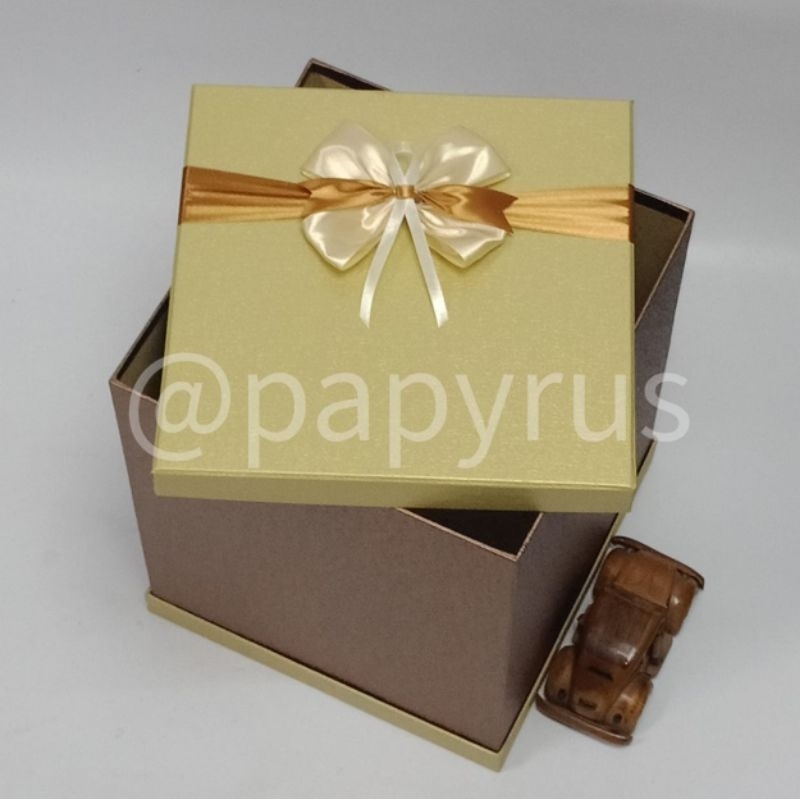 

PAPYRUS Sandwich 25x25 Tinggi 30cm Kotak Kado Gift Box
