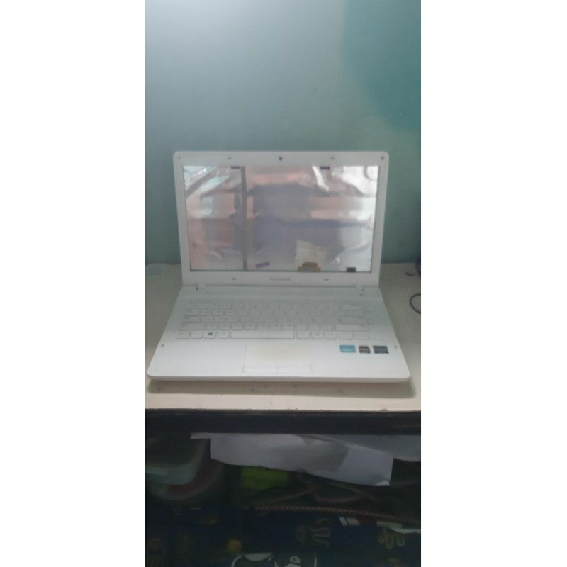 Casing Laptop Samsung NP270e4v NP275e4v NP300e4v Series