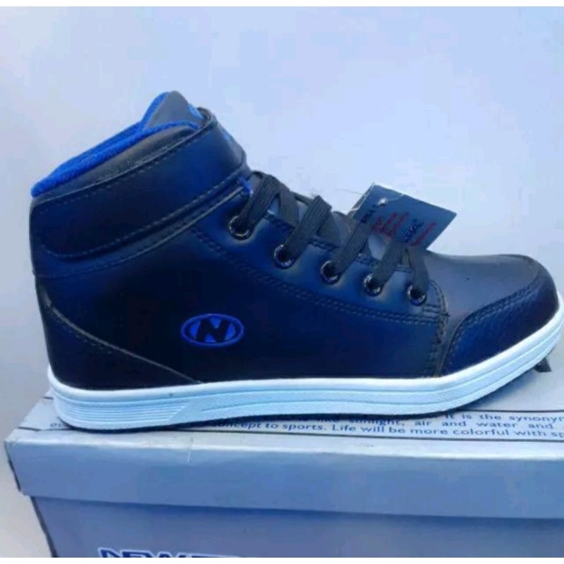NEW ERA LUXIO SEPATU SEKOLAH PEREKAT TALI