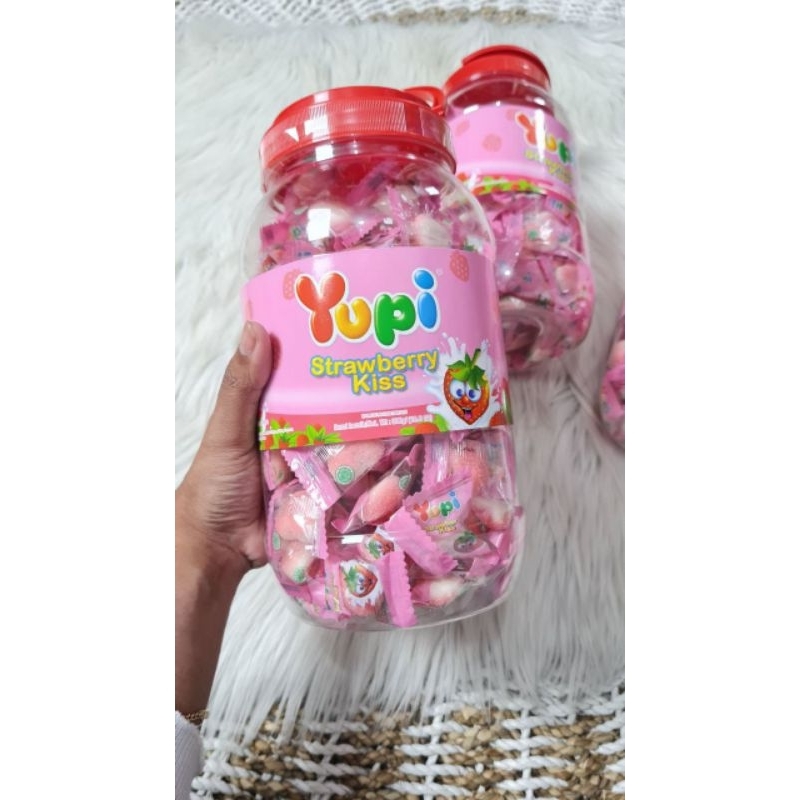 

Permen Yupi Strawberry Kiss Toples 300 gr