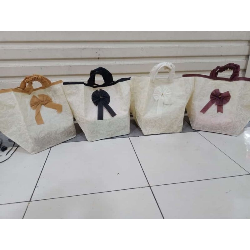 

tas Syahrini new buat box nasi 22 isi 12pcs terlaris dan termurah