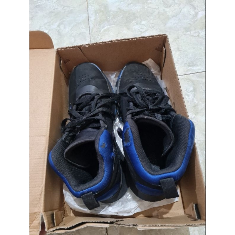 sepatu basket adidas